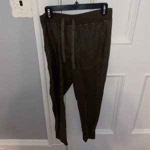 ARITZIA TNA JOGGERS!! So cute!! Size small